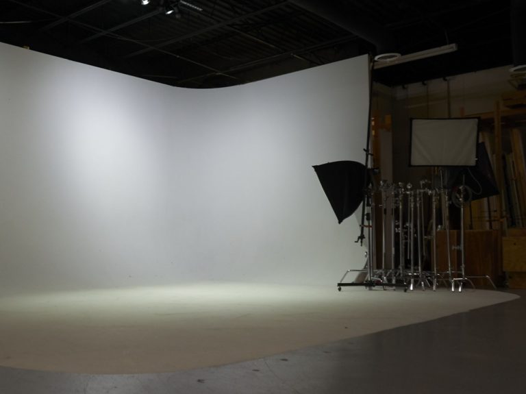 Armitage-Studio-White-Screen-Backdrop